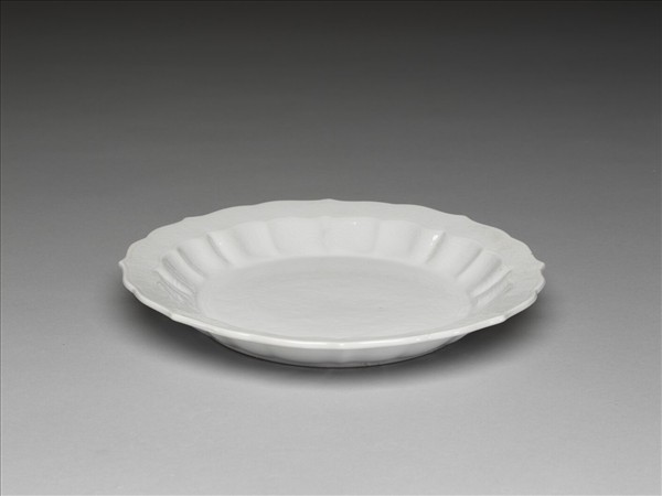 白瓷劃花花卉紋葵瓣口盤