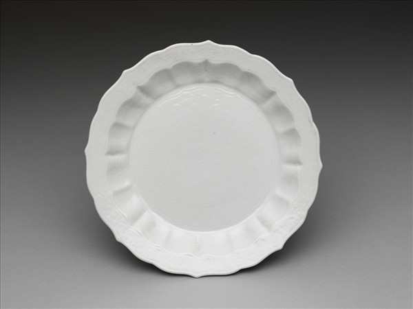 白瓷劃花花卉紋葵瓣口盤