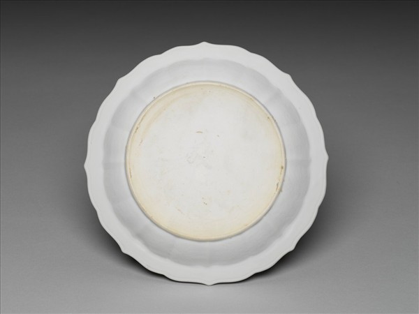 白瓷劃花花卉紋葵瓣口盤