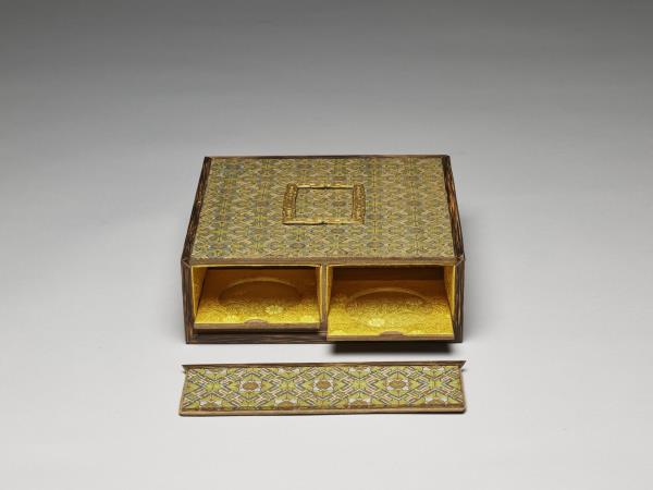 乾隆「采挹流霞」箱