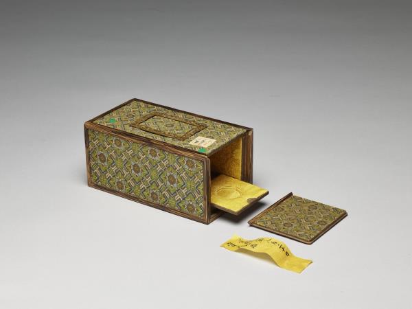 乾隆「采挹流霞」箱