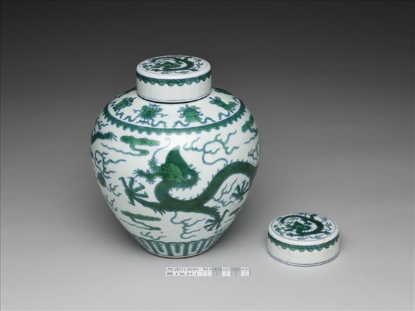 白地綠彩龍紋蓋罐