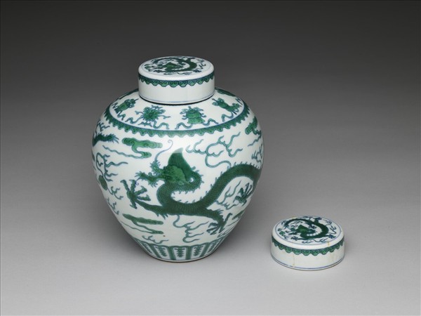 白地綠彩龍紋蓋罐