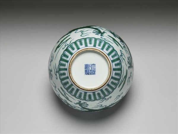 白地綠彩龍紋蓋罐