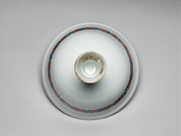 五彩蟠桃紋高足碗