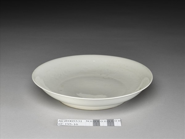 白釉錐拱龍紋盤