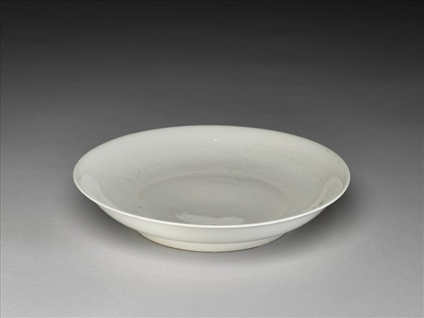 白釉錐拱龍紋盤