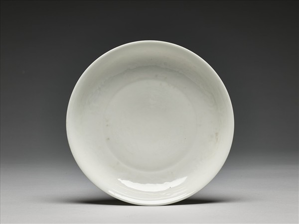 白釉錐拱龍紋盤