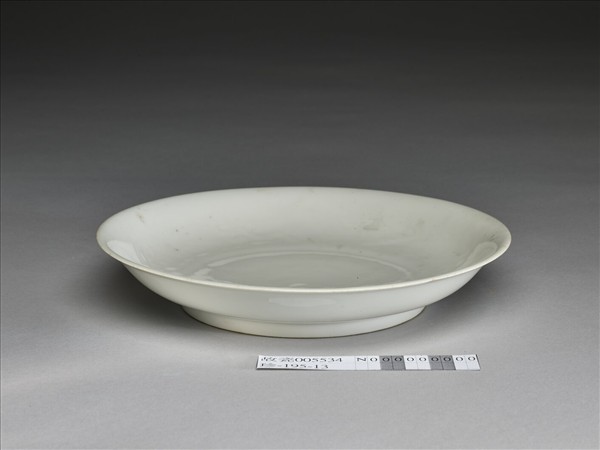 白釉錐拱龍紋盤