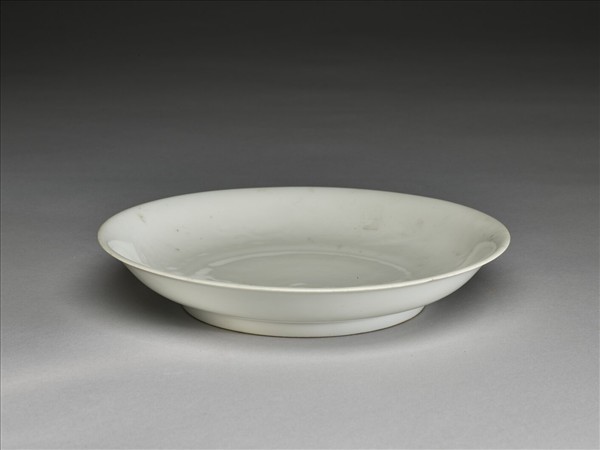 白釉錐拱龍紋盤