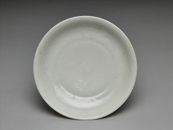 白釉錐拱龍紋盤