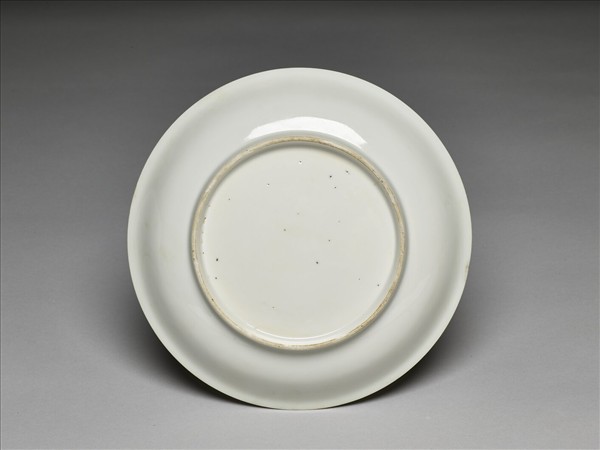 白釉錐拱龍紋盤