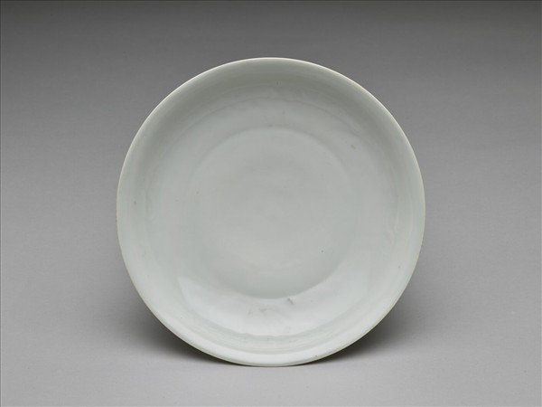 白釉錐拱龍紋盤