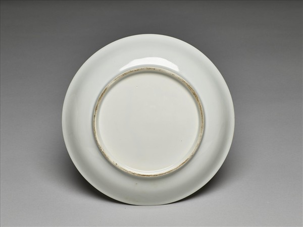 白釉錐拱龍紋盤