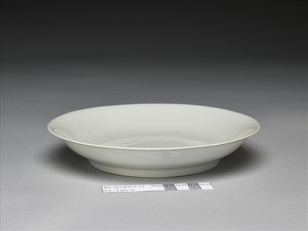 白釉錐拱龍紋盤