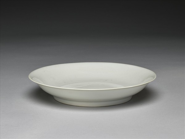 白釉錐拱龍紋盤