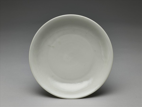 白釉錐拱龍紋盤