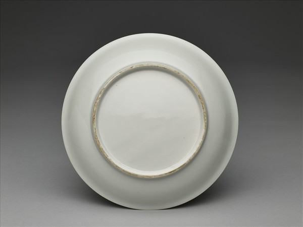 白釉錐拱龍紋盤