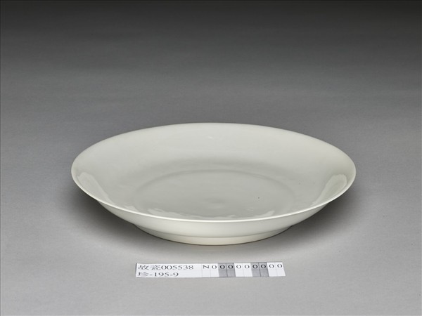 白釉錐拱龍紋盤