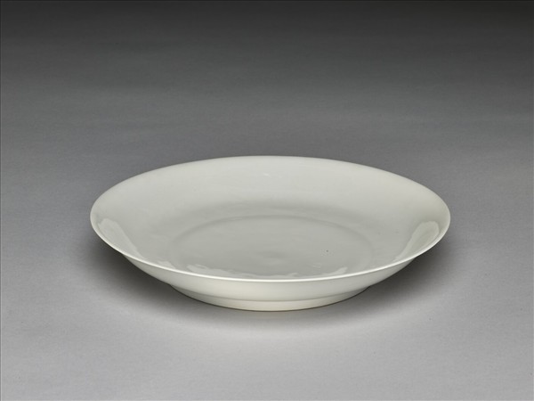 白釉錐拱龍紋盤