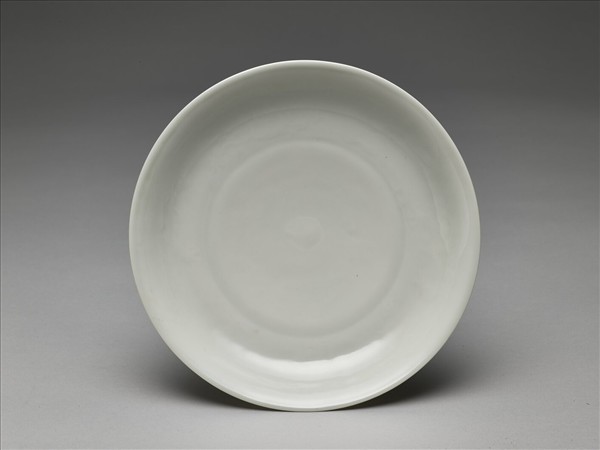 白釉錐拱龍紋盤