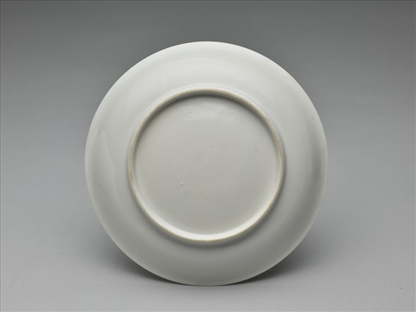 白釉錐拱龍紋盤