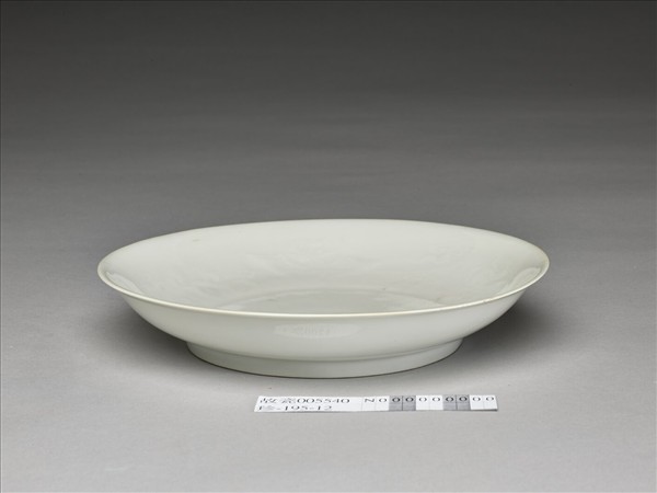 白釉錐拱龍紋盤