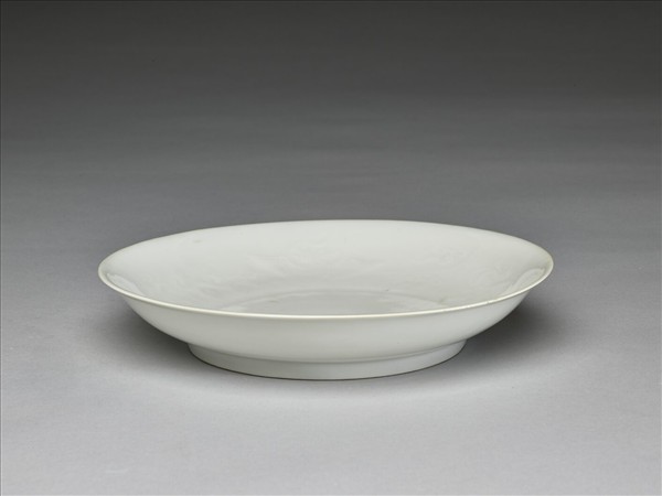 白釉錐拱龍紋盤