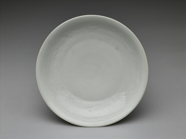 白釉錐拱龍紋盤