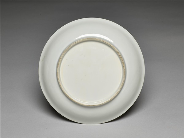 白釉錐拱龍紋盤