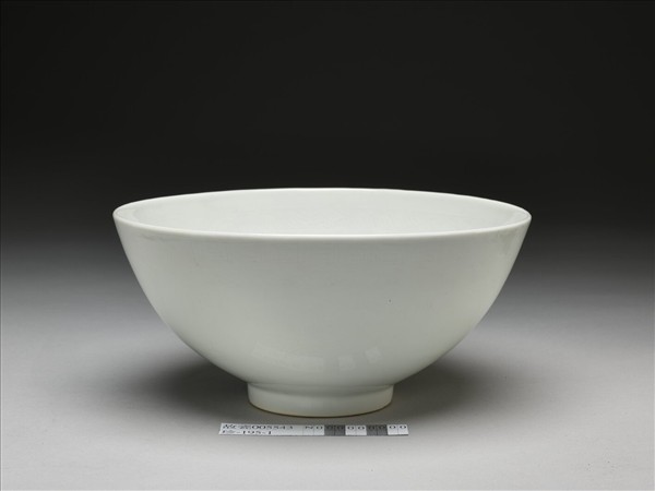 白釉劃花花卉紋碗