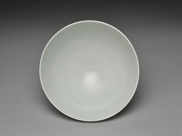 白釉劃花花卉紋碗