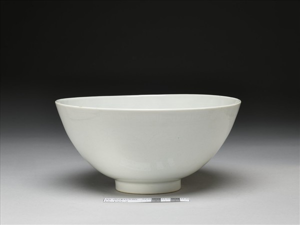 白釉劃花花卉紋碗