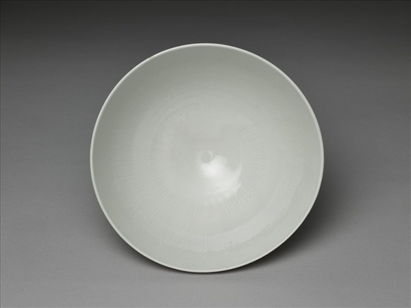 白釉劃花花卉紋碗