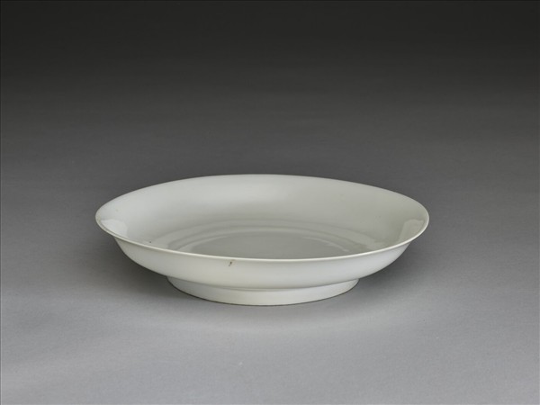 白釉錐拱番蓮八寶紋盤