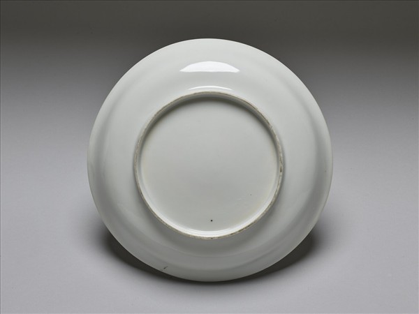 白釉錐拱番蓮八寶紋盤