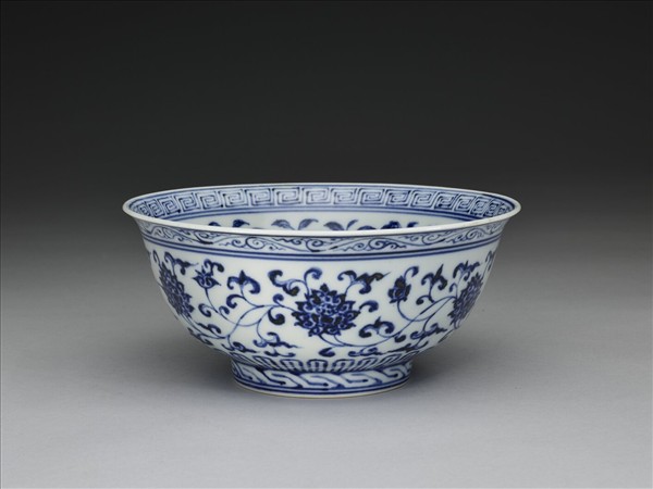 青花纏枝花卉紋碗
