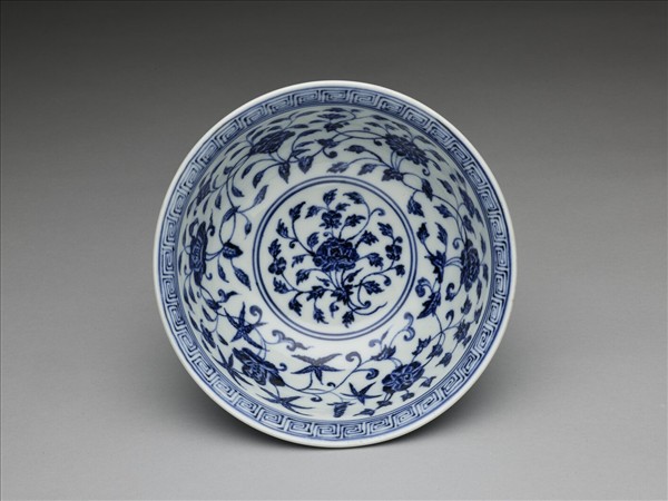 青花纏枝花卉紋碗