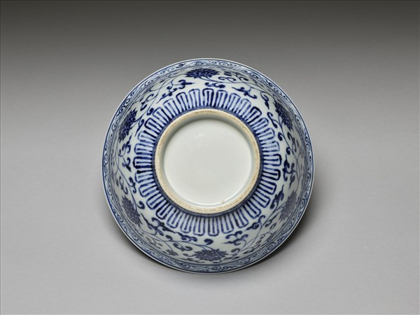 青花纏枝花卉紋碗