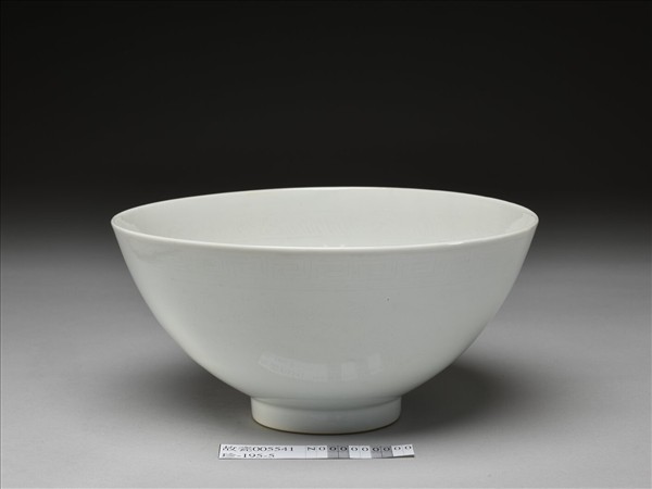 白釉劃花花卉紋碗