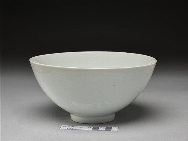 白釉劃花花卉紋碗