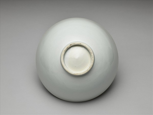 白釉劃花花卉紋碗