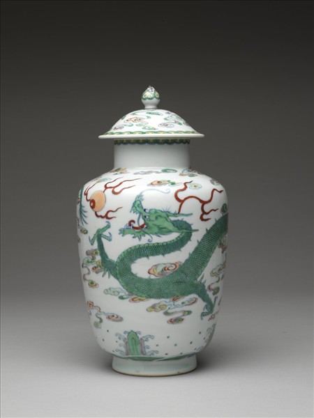 鬥彩雲龍紋蓋罐