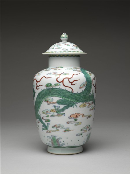 鬥彩雲龍紋蓋罐