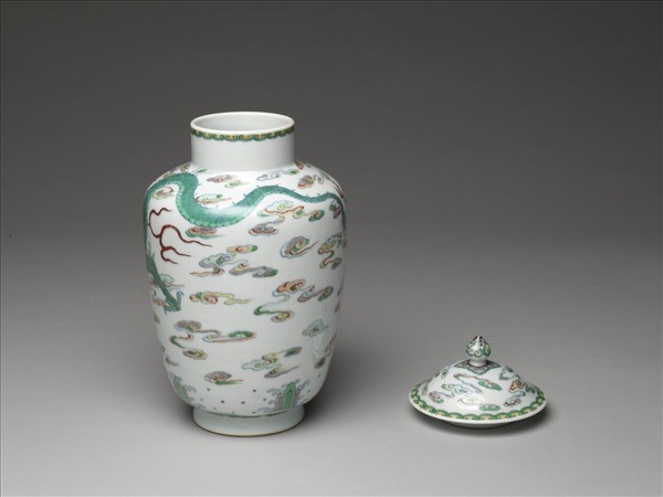 鬥彩雲龍紋蓋罐