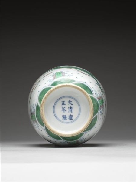 鬥彩雲龍紋蓋罐