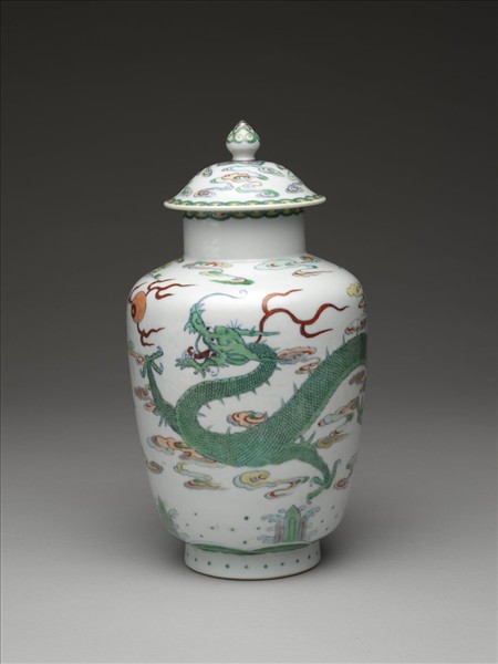 鬥彩雲龍紋蓋罐