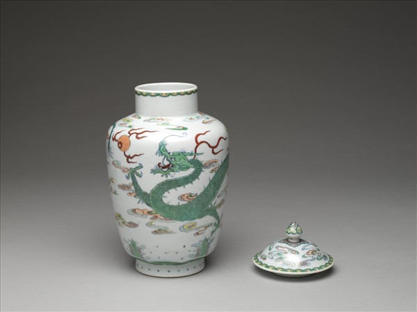 鬥彩雲龍紋蓋罐