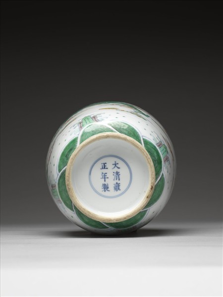 鬥彩雲龍紋蓋罐