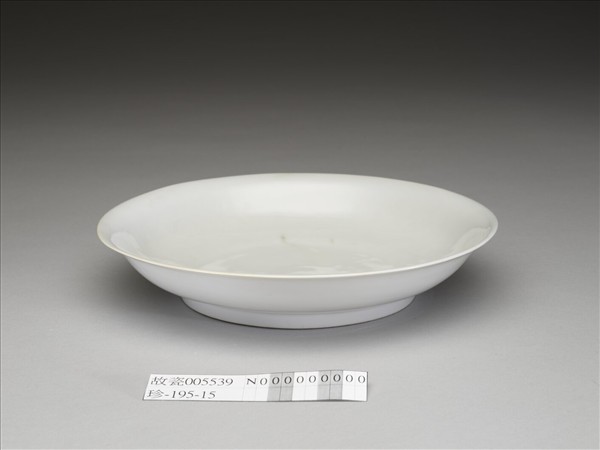 白釉錐拱龍紋盤